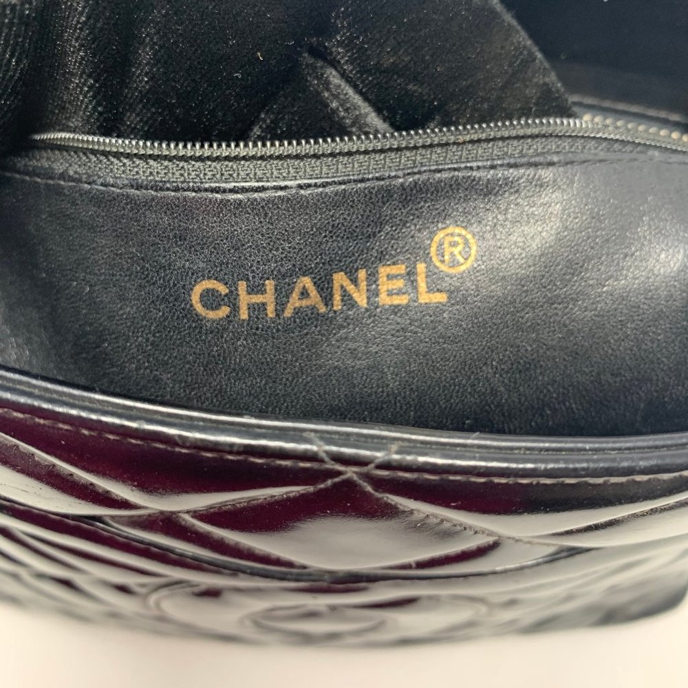 authentic Chanel Quilted  Leather CC Logo bag - Picture 14 of 16